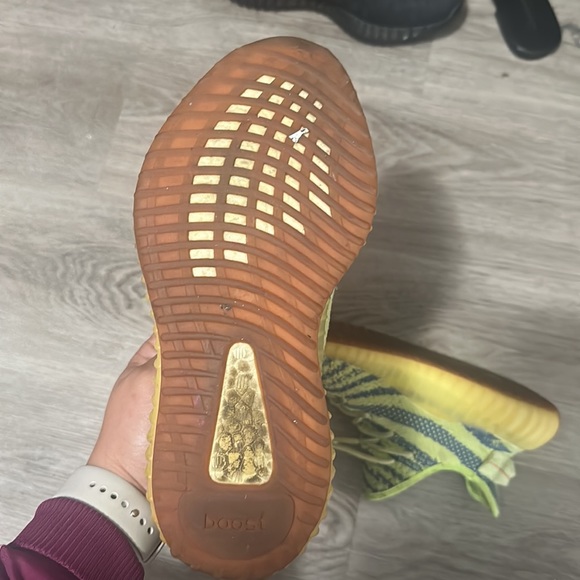 Yeezy 350 - Picture 3 of 3